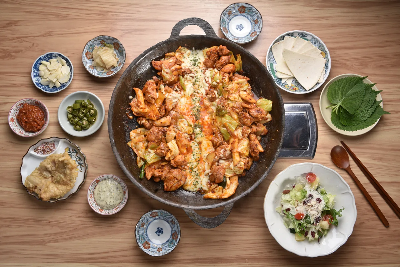 류몽민 직화 닭갈비에 치즈를 녹인 모습