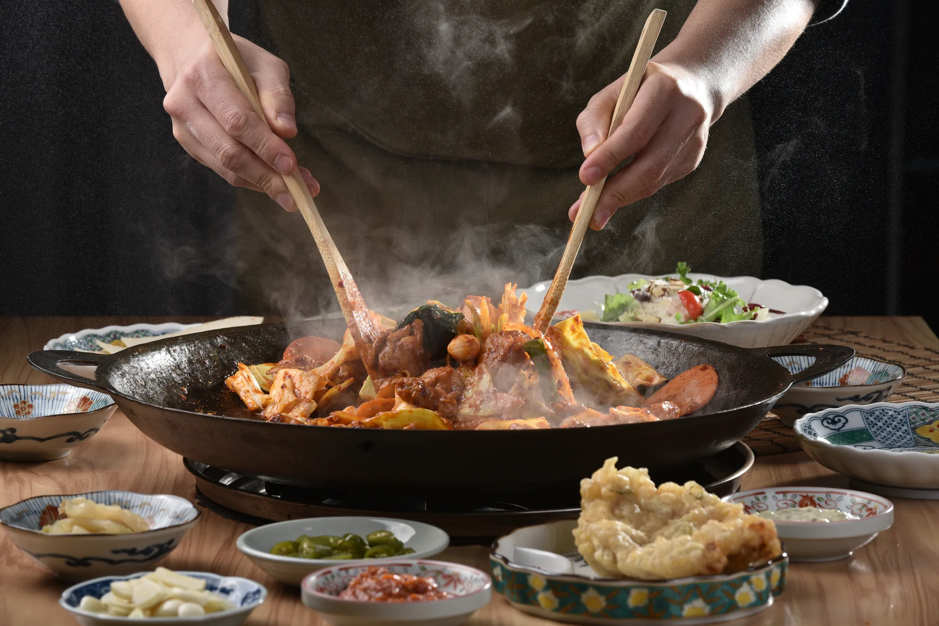 학동역 맛집 류몽민에서 무쇠 철판 직화 닭갈비를 볶는 모습