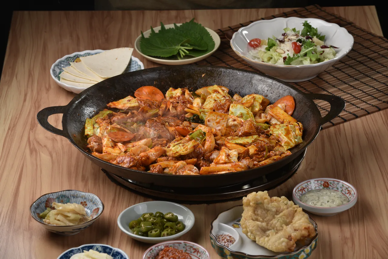 무쇠 철판에 담긴 류몽민 직화 닭갈비 한 상